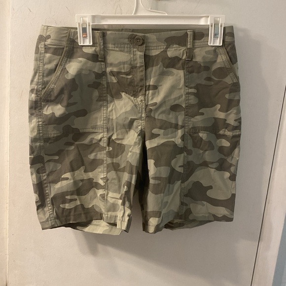 Chico's Green Camo Print Shorts Size 4 - Picture 3 of 7